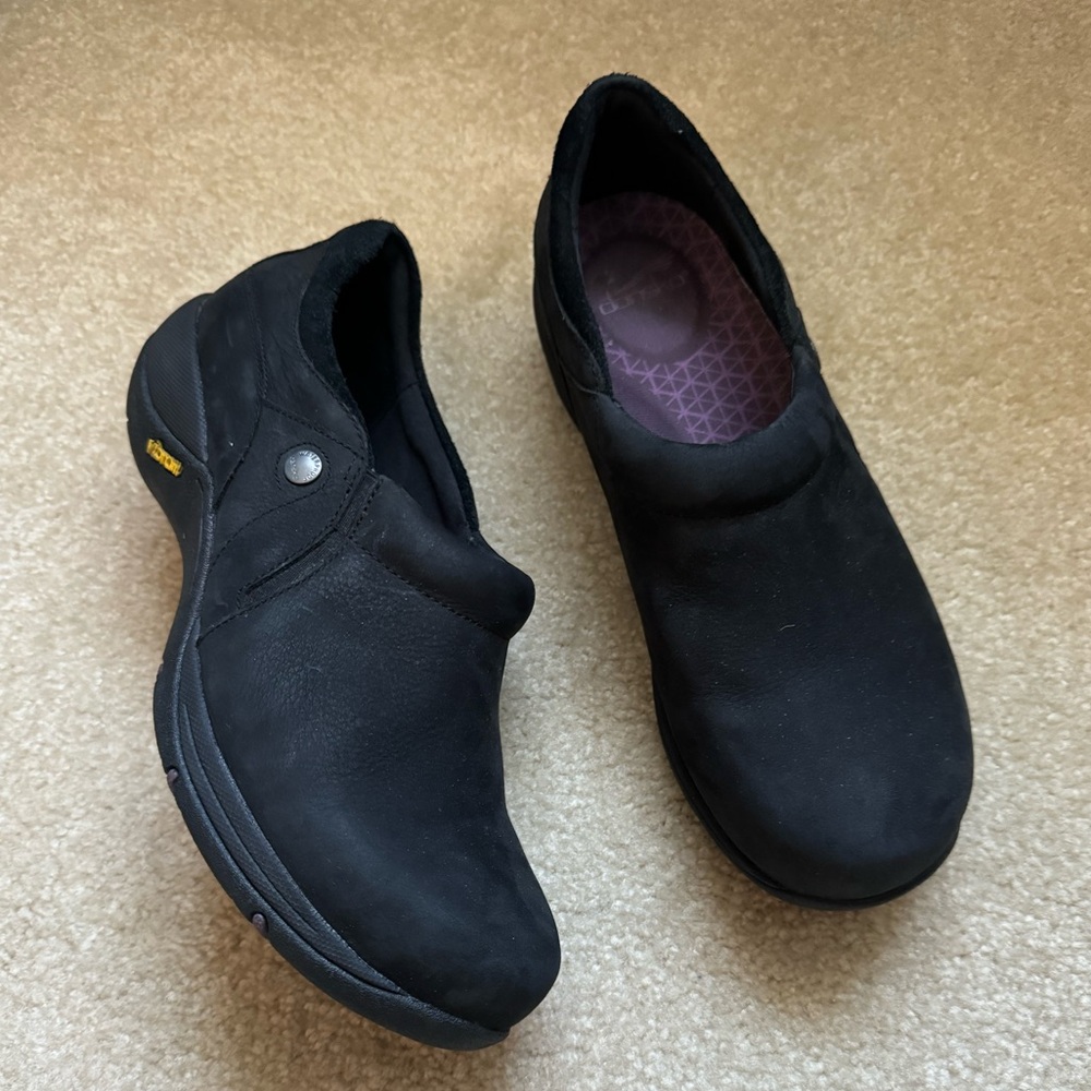 Dansko Patti slip on Black nubuck Size 42 (11 - 11.5)
VGUC clog water resistant